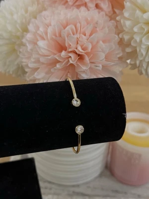 Guld Armband - Armbandet är helt nytt och har aldrig varit använd. Rostfritt stål färgen går inte bort. Den är även justerbar så du kan justera den efter din storlek på armen.
