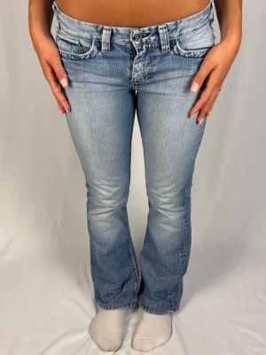 Lågmidjade Jeans - Supersnygga lågmidjade jeans | Storlek 29/32 | Jättefint skick! | Jag är 168cm lång och väger 60kg | Mått: Ytterbenslängd: 101cm. Midjebredd: 40cm. Lårbredd: 27cm. Fotöppning: 24cm. Kontakta mig vid fler frågor eller funderingar!💗