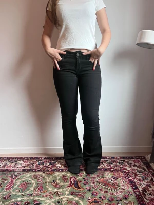 Svarta bootcut jeans - Säljer dessa svarta bootcut jeans från Zara. De är midwaisted och i storlek 36. Jeansen är i ett mycket bra skick. 