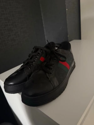  skor  - Snygga  skor för en clean look  i bra skick säljes för 800 kronor pris kan diskuteras 
