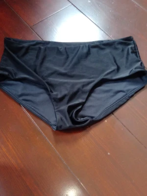 Svarta bikinitrosor  - Säljer ett par svarta bikinitrosor i mjukt och stretchigt material. De har en högre midja och bredare sidor för extra komfort. Perfekta för dig som gillar en enkel och stilren look.