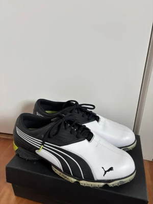Svart/vita golfskor från puma - Säljer ett par herrskor i strl 47. Passar till golf men även annan sport. Säljer då de inte kommer till användning. 