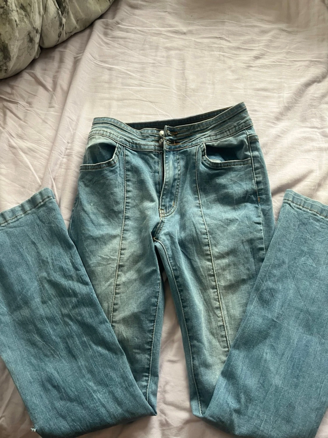 Ljusblå bootcut jeans med sömdetaljer