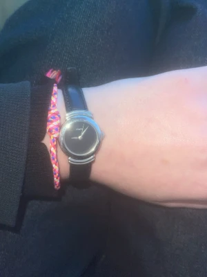 Klassisk svart klocka från Flare - Stilren svart klocka från Flare!