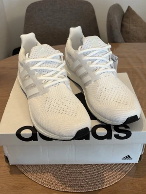 Adidas Ultraboost 1.0 - Adidas Ultraboost 1.0, Skick: 10/10 – helt oanvända, kommer med originalbox. Vid frågor eller intresse, skicka gärna ett DM.