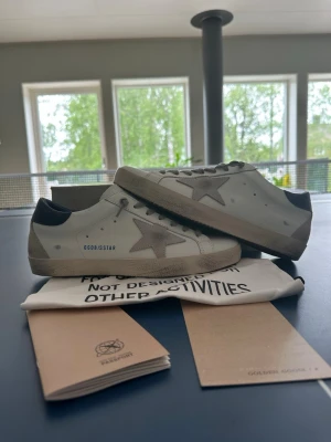 Golden Goose sneakers (42) - Tja! Säljer ett par stilrena golden goose sneakers i storlek 42. Passar nog 41. Skick 10/10 aldrig använda, tags osv medföljer. Pris 1899kr går att diskuteras vid snabb affär. MVH Etienne 