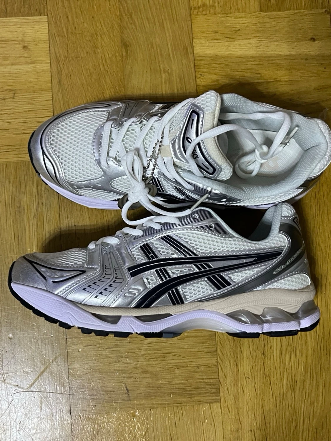 Vita Asics sneakers med silverdetaljer - 2