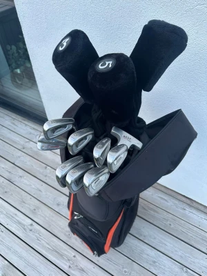 Golfset herr - Golfset med flera järnklubbor från Wilson. Setet inkluderar även en vagnbag från Taylormade. Forewoods från TourMade. Putter från BestGolf. 