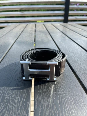 Snygg svart H bälte - Snyggt H bälte i svart, aldrig använt, 110 cm, skriv vid frågor!