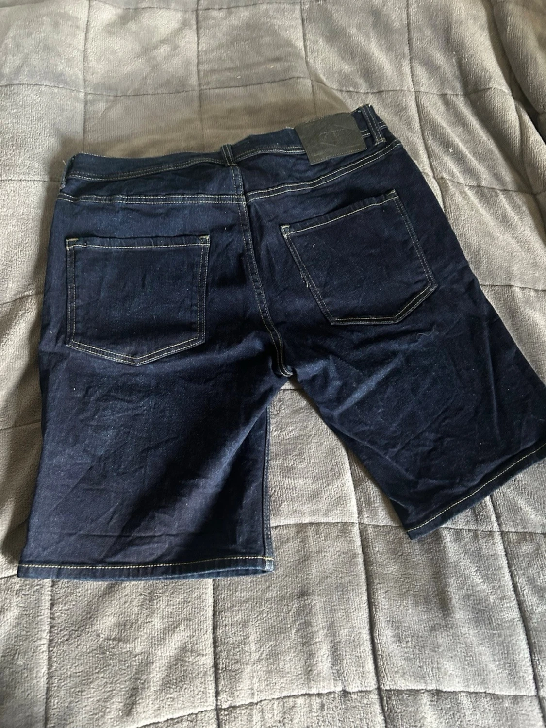 Mörkblå jeansshorts med kontrastsömmar - 1