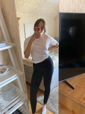 Gymshark träningstights - Svarta träningstights från gymshark, i bra skick förutom att den tryckta loggan framme vid ena höften flagnat lite.