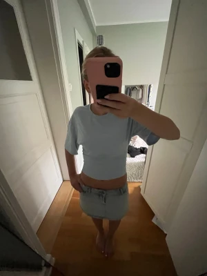 Ljusblå  topp - Trendig ljusblå  topp med korta ärmar och rund hals. Perfekt för dig som gillar en enkel men snygg stil. Passar till både jeans och kjol för en avslappnad look.