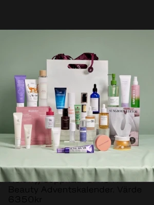 Helt ny/oöppnad LYKO K-Beauty Kalender  - Den perfekta hudvårdskalendern (kurerad by Lyko) fylld med både nya brands och kultförklarade klassiker inom k-beauty - till ett värde av 6350kr. Skickar/hämta en helt ny/oöppnad (se bild 3). För mer info om innehåll i de 24 påsarna kontakta mig så skickar jag den härliga listan av korean goodies :)