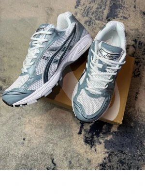 Asics kayano 14 - Selling a brand new pair of ASICS GEL NYC in a clean graphite grey and black colorway. These are one of the most trending sneakers right now, seen everywhere in streetwear and fashion.  * Brand New * Comfortable GEL cushioning * Modern Y2K / lifestyle runner design  Perfect for everyday wear, streetwear outfits, or as a clean pair of sneakers for all seasons.