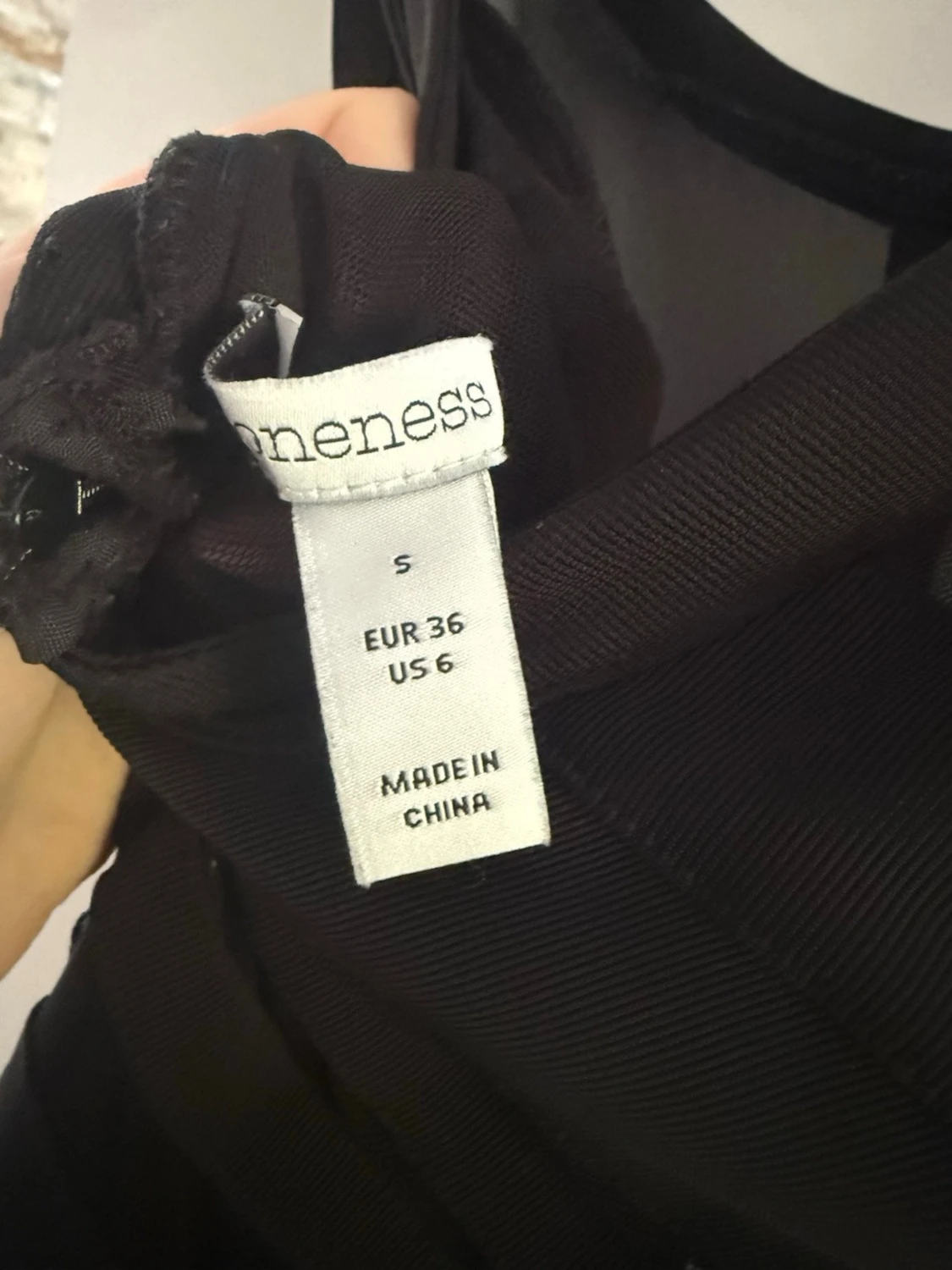 Svart tight klänning med meshdetaljer - 2