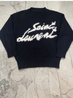 Yves saint Laurent Sweater  - Hej, säljer denna jätte snygga Yves saint Laurent Sweater/hoodie i storlek S. Perfekt för alla dagar och jätte snygg på dig som vi se snygg och stilig ut. Knappt använd. Snabb leverans. PRIS KAN SJÄLVKLART DISKUTERAS 😊