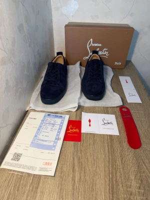 Mörkblå sneakers från Christian Louboutin - Säljer ett par sneakers helt oanvända! Fråga gärna om fler bilder, priset kan diskuteras!