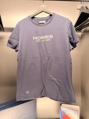  Morris - Snygg blå t-shirt från Morris med tryck 'MORRIS EST. 1968' på bröstet. Klassisk rund halsringning och korta ärmar. Perfekt för en avslappnad och stilren look.