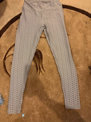 Träning leggings S/M  - Säljer ett par träningsleggins som är använda 3 gånger endast. Strl M men skulle passa S också.