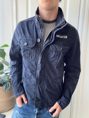 Hollister jacka  - Hollister jacka - jeans jacka. Inga defekter! Modellen i bilderna är 180 cm 75 kg och bär Storlek M , Kom med frågor! 🌟 (Kan gå ned i pris vid köp av paket 😉) 