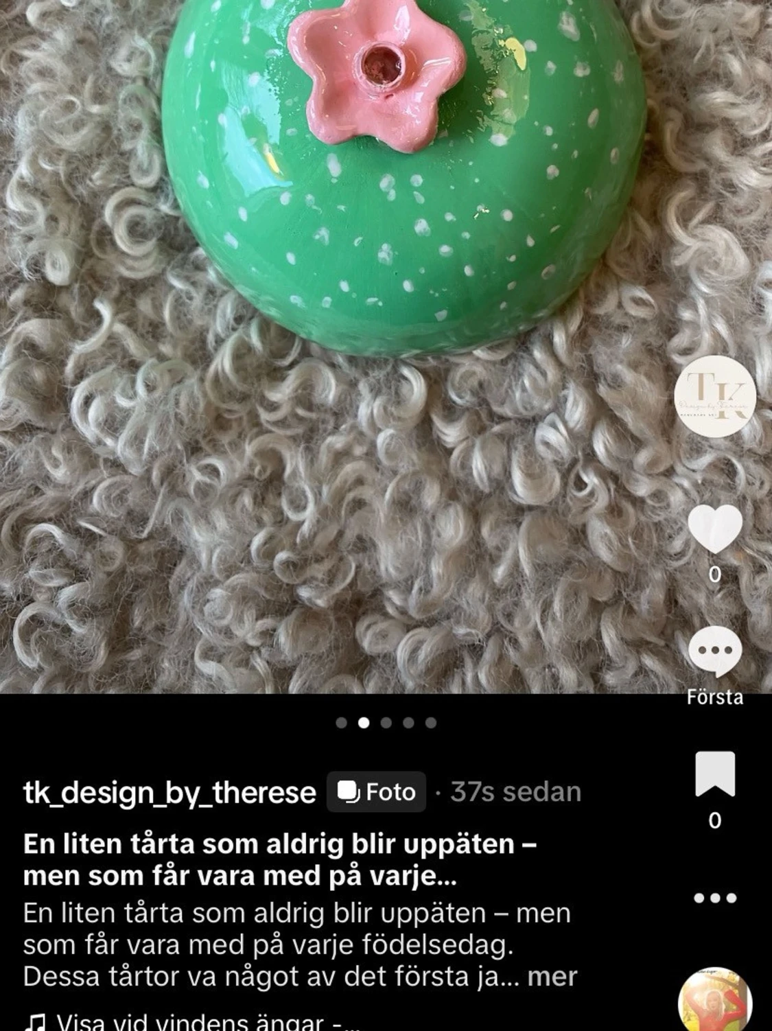 En liten tårta som aldrig blir uppäten – men som får vara med på varje födelsedag.  - 1