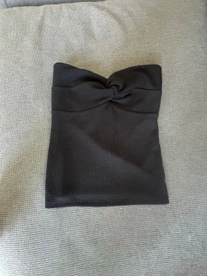 Svart bandeau tubtopp - Fin tubtopp som endast använts fåtal gånger från Sthlm LM i storlek xs❣️