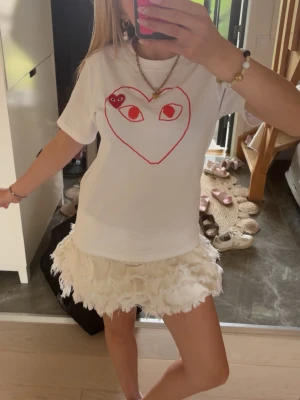 Vit t-shirt Comme des Garçons Play - Vit t-shirt från Comme des Garçons Play med det ikoniska röda hjärtat och ögon på bröstet. Klassisk passform och rund halsringning. Perfekt till jeans eller kjol för en cool och trendig look. Endast andvänd 2 ggr❤️