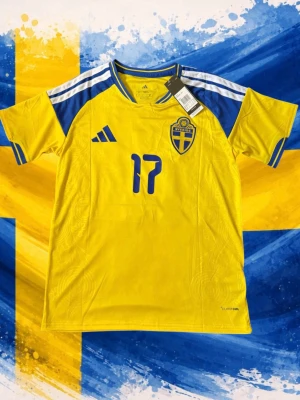 Gyokeres nummer 17 - Spelare: Victor Gyokeres💙 Storlek: Small 🫶 Lag: Sverige bortaställ😽 Nummer: 17 🤲 Replika av högsta kvalité 🤩 Passform: shortsleeve👌