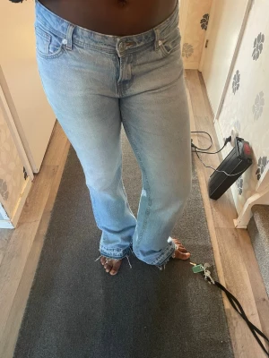 Bootcut jeans  - Jag säljer ett par bootcut jeans från Bershka i stl 40 TALL, de är också uppsprättade,har haft de ett till tre gånger, skriv för frågor! 