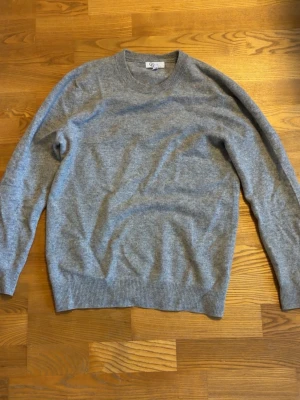 Grå merinoulls tröja  - Säljer denna gråa merinoulls tröja. Skicka 9/10 mycket bra utan defekter. Storlek S men passar även xs. Skriv vid frågor eller liknande!