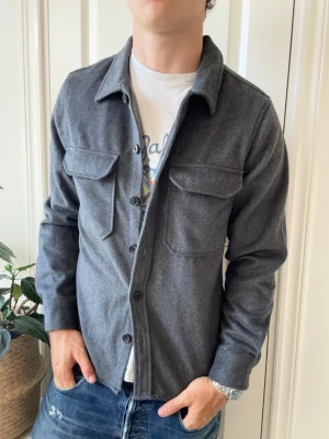 Strömberg overshirt  - Strömberg overshirt - ganska stickig. Inga defekter! Modellen i bilderna är 180 cm 75 kg och bär Storlek M , Kom med frågor! 🌟 (Kan gå ned i pris vid köp av paket 😉) 