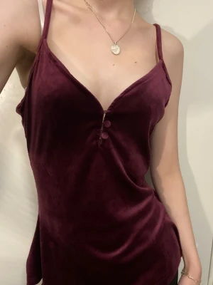 Linne från Hunkemöller - Jättemysigt linne från hunkemöller. Storlek L men är insytt på sidorna (se bild) för att framhäva mer form så skulle säga att storleken är en liten L, tyget är dock väldigt stretchigt. Skriv för exaktare mått eller om du undrar något annat!😊