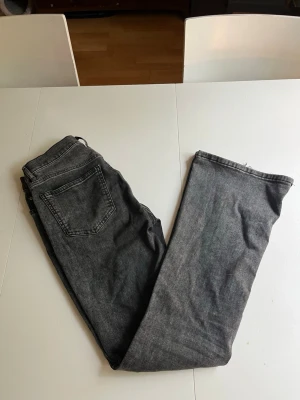 Mid Rise jeans - Ett par grå/svarta mid rise jeans i storlek 38/M, i jättebra skick förutom lite nere vid slutet av byxorna. ( se bild 4 )💕