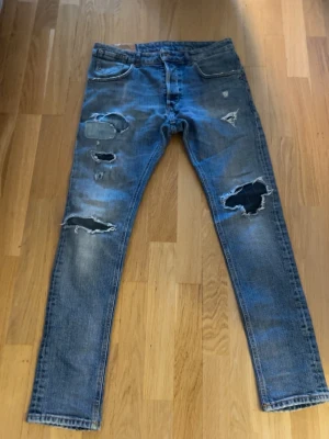 Dondup Jeans - Säljer mina Dondup jeans och dom är i mycket bra skick.