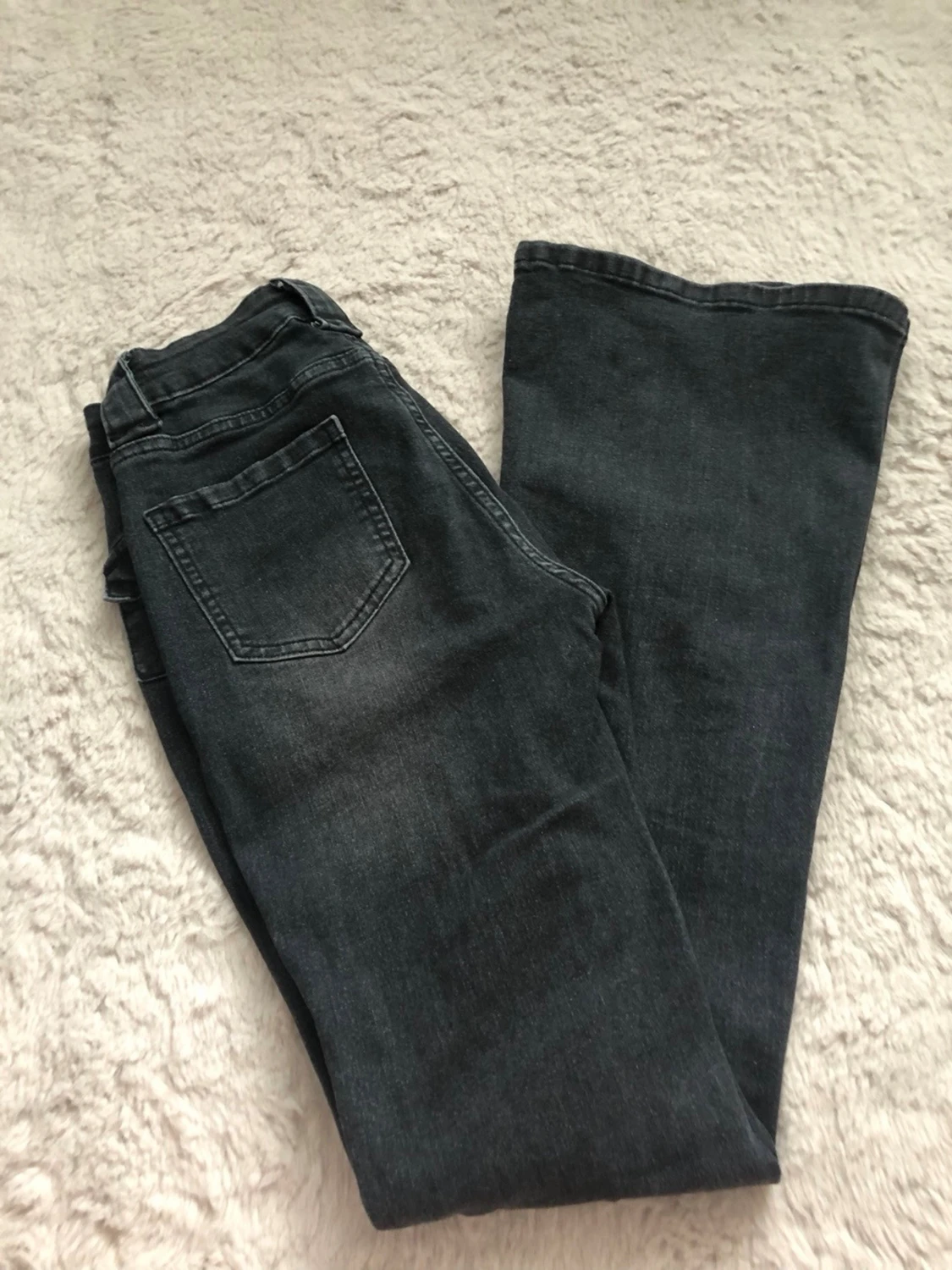 Svarta utsvängda jeans med fickor - 1