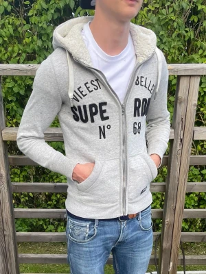 Superdry ziphoodie - Skönt teddy material Inga defekter Modellen är 181cm och 68kg Priset är inte hugget i sten