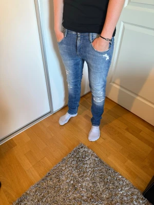 Replay anbass  - Säljer ett par ljusblå replay anbass 🔥| storlek: W28 L 30 | ett litet hål  (se på bild 3) syns inte under användning | annars bra skick | hör av er om ni har några funderingar 😁