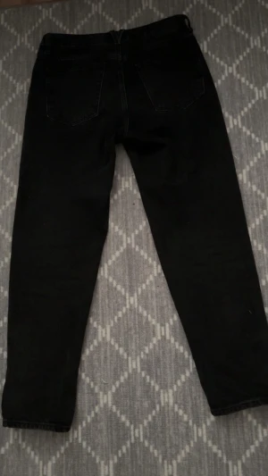 Svarta Vailent Jeans - Säljer ett par svarta Vailent jeans i storlek 32/32 i mycket bra skick med rak passform och klassisk femficksdesign. Jeansen har knappgylf och bälteshällor. Perfekta till en avslappnad stil och funkar året runt. Pris kan diskuteras! 