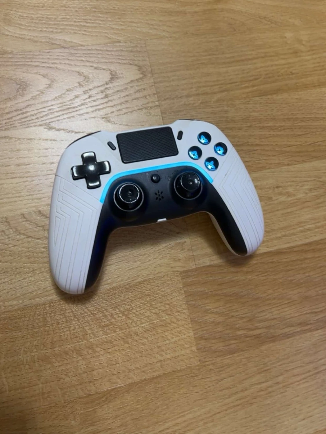 Vit och svart spelkontroll med LED - 1