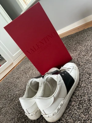 Valentino Garavani - Säljer nu mina riktigt snygga Valentino skor i storlek 41. Köpte på merchsweden och har box och alla tillbehör kvar samt följesedel från köpet. Bara att höra av er om ni har frågor👍🙌