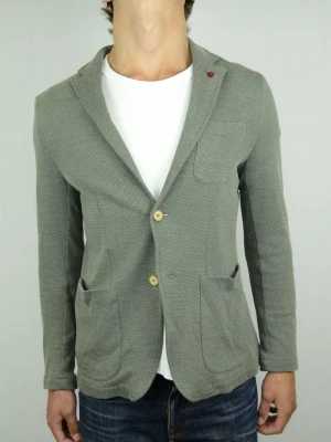 Seventy stickad blazer  - SEVENTY CASUAL BLAZER Storlek : 50 (liten) Passform : Passar S Användning : Kavajen är i ett väldigt fint skick utan defekter Nypris : Cirka 4300SEK Modellen på bilden : 182CM och väger 73KG