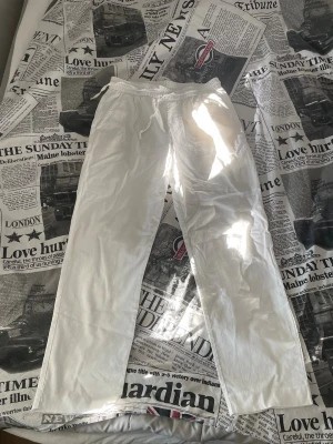 Linnebyxor Zara - Säljer ett par vita linnebyxor från Zara. Byxorna har raka ben och två bakfickor (till detalj endast!) Materialet är lätt och luftigt linne. Inprincip aldrig använda och inte särskilt genomskinliga!!!! Är 166cm och de är på gränsen till förkorta därför säljer jag 