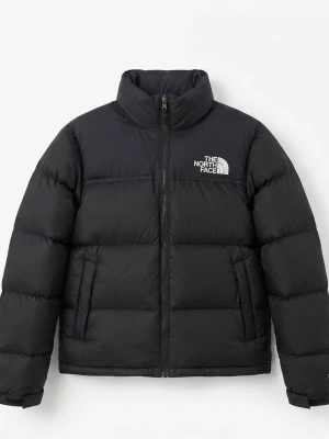 Svart pufferjacka från The North Face - Säljer en svart pufferjacka från The North Face med hög krage och dragkedja framtill. Jackan har två sidofickor och logga på bröstet. Tillverkad i slitstarkt material och fylld för extra värme. Perfekt för kalla dagar.