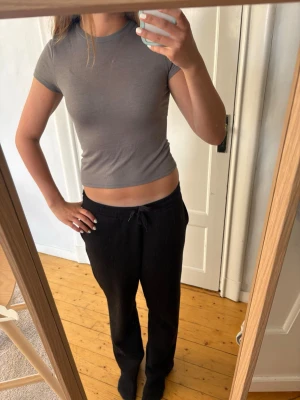 Grå tight t-shirt Hm - Säljer en grå, lite genomskinlig T-shirt från HM i storlek S. Den är knappt använd och i mycket bra skick! Säljer då den inte kommer till användning 
