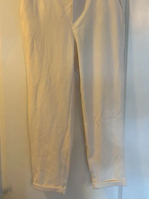 Beige chinos med rak passform - Vero Moda byxor i storlek M, bra skick