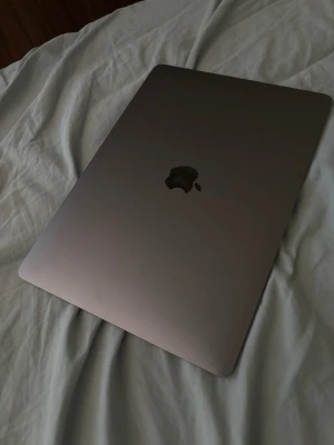 MacBook Air M1 2020 – 8 GB RAM / 256 GB SSD – Toppskick - Säljer min MacBook Air M1 från 2020. Datorn är i mycket fint skick utan repor eller märken och fungerar perfekt.  * Apple M1-chip * 8 GB RAM * 256 GB SSD * Batterihälsa: 91 % * Svenskt tangentbord * Fabriksåterställd och redo för ny användare  Pris: 5 500 kr (kan diskuteras vid snabb affär).