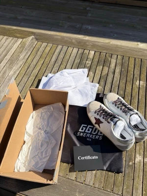 Golden goose skor - Helt nya väldigt schyssta golden goose med glitter på. Allt og medföljer