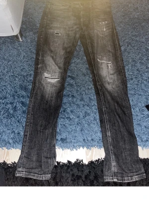 Jack and Jones jeans  - Jack and Jones jeans med feta slitningar sitter som skinny storlek 29/30  Använda 3-4 månader Max Pris 300kr dondup replay liknande Bred 39.5 cm längd 97cm 