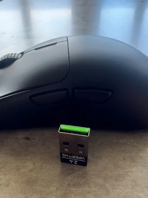 Trådlös Razer Viper V3 HYPERSPEED - Hej, släjer denna trådlösa Razer mus som bara är använd några fåtal gånger så fungerar felfritt och ser helt ny ut och drivs utav ett enda AA-batteri utnypris 649kr