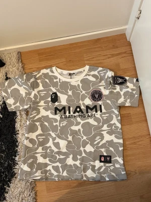 BAPE x Inter Miami camo t-shirt - Storlek L men passar M